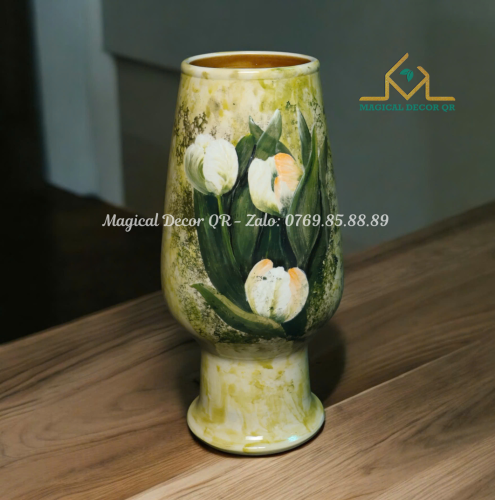 Vuốt tay hoa tulip trắng